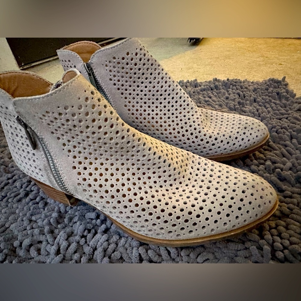 Lucky Brand Women’s 10 Light Taupe Beige Suede Perforated Bootie Ankle Boots